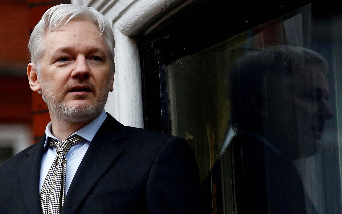 Frenan, por ahora, extradición de Assange a EU; podrá pedir audiencia ante Suprema Corte británica