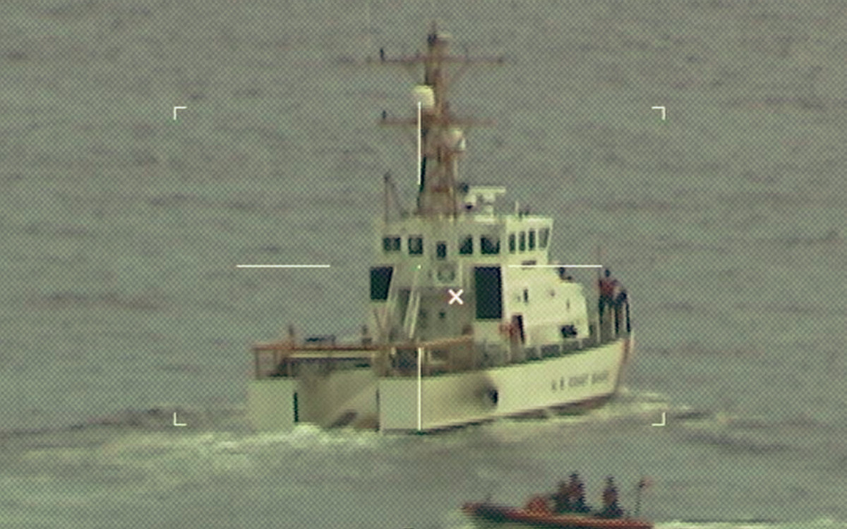 Guardia Costera de EU busca a 39 desaparecidos tras volcadura de embarcación frente a Florida