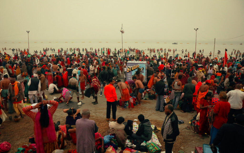 Hindúes desafían al Covid-19; celebran 'baño sagrado' en el Ganges