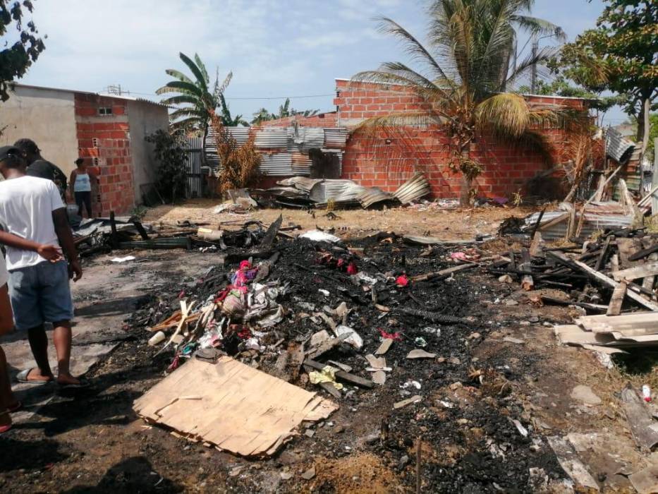 Hombre quemó casa de su pareja, niña sufre quemaduras en su cuerpo, linchan a sujeto vecinos