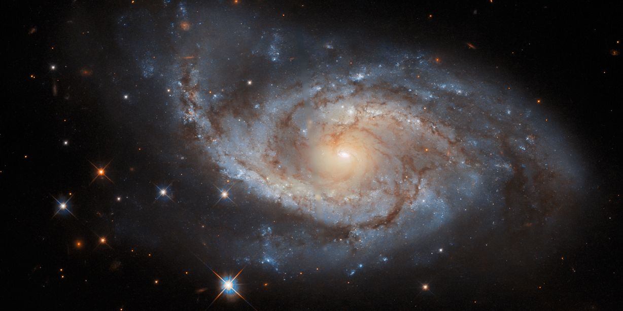 Hubble encuentra una impresionante galaxia ‘navegando’ a través de las profundidades del espacio