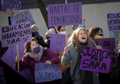 Varios vecinos de Tudela (Navarra), concentrados este miércoles frente a los juzgados de la localidad para protestar por el asesinato de Sara Pina.