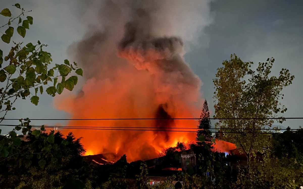 Incendio arrasa una fábrica de bicicletas en CDMX | Fotos y Videos