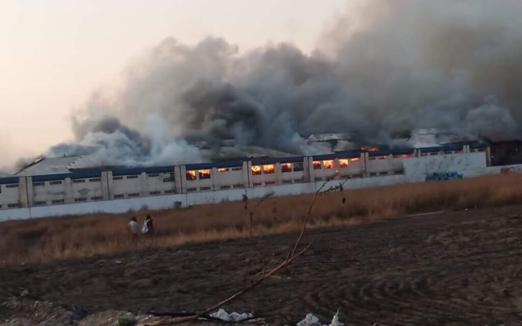 Incendio consume almacén de cartón en Chalco, Edomex | Video