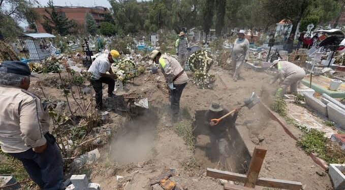 Inspeccionan panteón donde desenterraron cuerpo del bebé “Tadeo” hallado en penal de Puebla