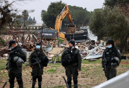 Policías israelíes vigilan los restos de la casa palestina desalojada y demolida este miércoles en Jerusalén Este.