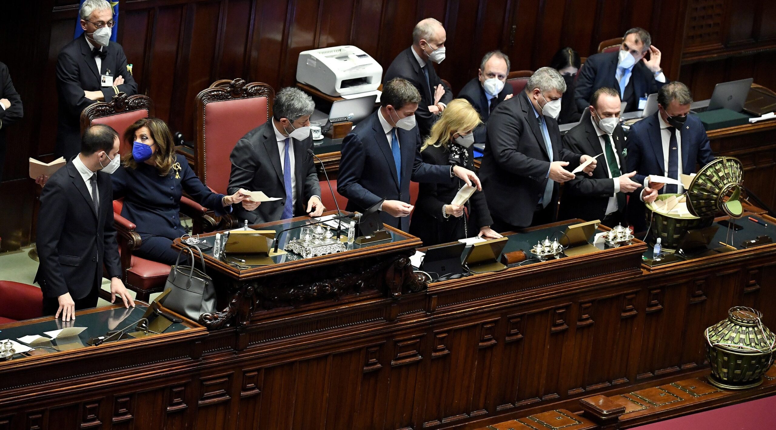 Italia se asoma al bloqueo en la elección de presidente y contempla ya pedir a Mattarella que repita