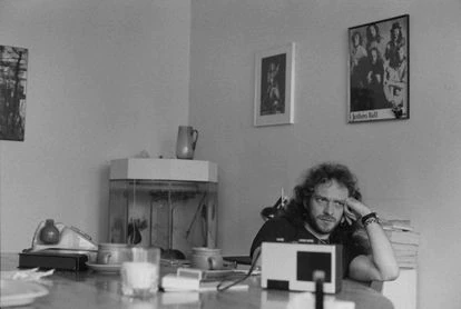 Ian Anderson, de Jethro Tull, posa pensativo en Londres en 1976.