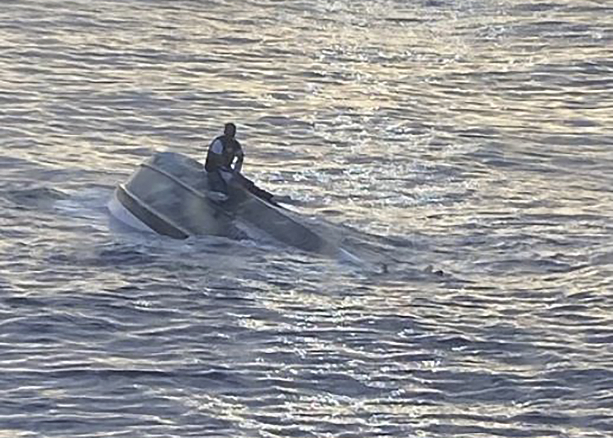 La Guardia Costera busca a 38 personas frente a la costa de Florida tras el naufragio de un barco