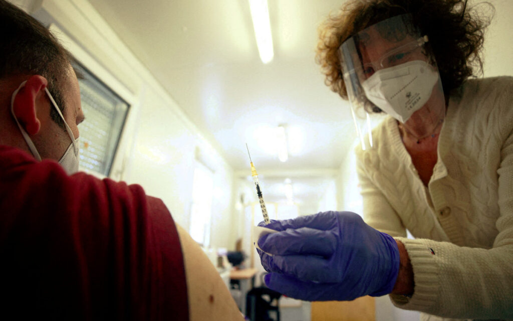 La UE insta a preparar la cuarta dosis de la vacuna anti-Covid por si fuera necesario