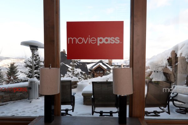 La empresa matriz de MoviePass está siendo aplastada después de ofrecer nuevas acciones