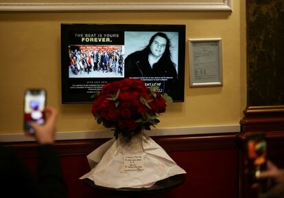 Ramo de flores, mensajes y fotos colocadas en memoria del difunto Meat Loaf en el teatro New Wimbledon Theater, en Londres.