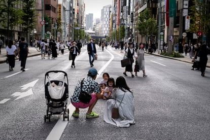 Una pareja fotografía a sus hijos en Ginza, Tokio, el pasado 2 de octubre.