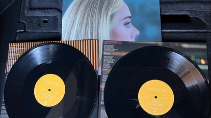 El último disco de Adele, '30', en su versión de vinilo. / YOUTUBE