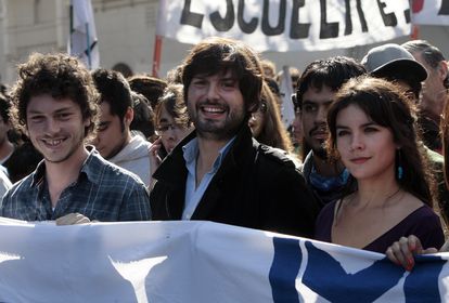 Los entonces líderes estudiantiles Noam Titelmann (izquierda), Gabriel Boric (centro), y Camila Vallejo (derecha) participan en una marcha el miércoles 16 de mayo de 2012, en el centro de Santiago de Chile.