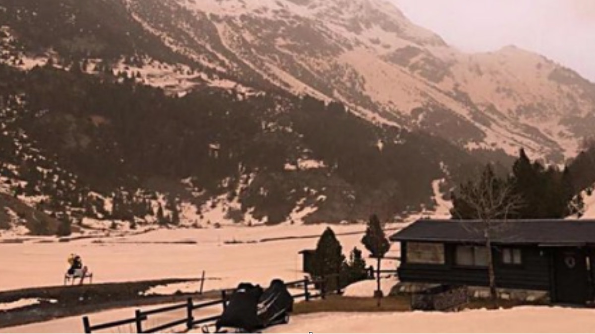 La nieve de los Pirineos se tiñe de marrón por una lluvia de polvo del Sáhara
