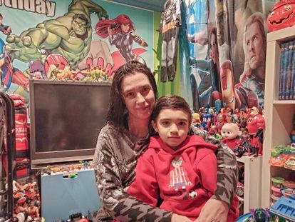 Mely Rodríguez, que se reinfectó de covid en Navidades, y su hijo Sergio, de seis años, ambos enfermos de covid persistente, en su casa de Gijón.