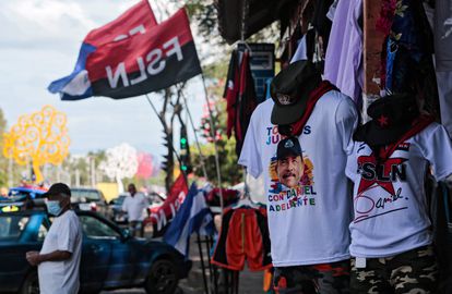 Objetos con la imagen de Daniel Ortega están a la venta en una avenida de Managua, la capital de Nicaragua.