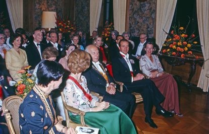 Los Reyes de España en una recepción con Walter Scheel, presidente de Alemania en el castillo de Gymnich en 1977.