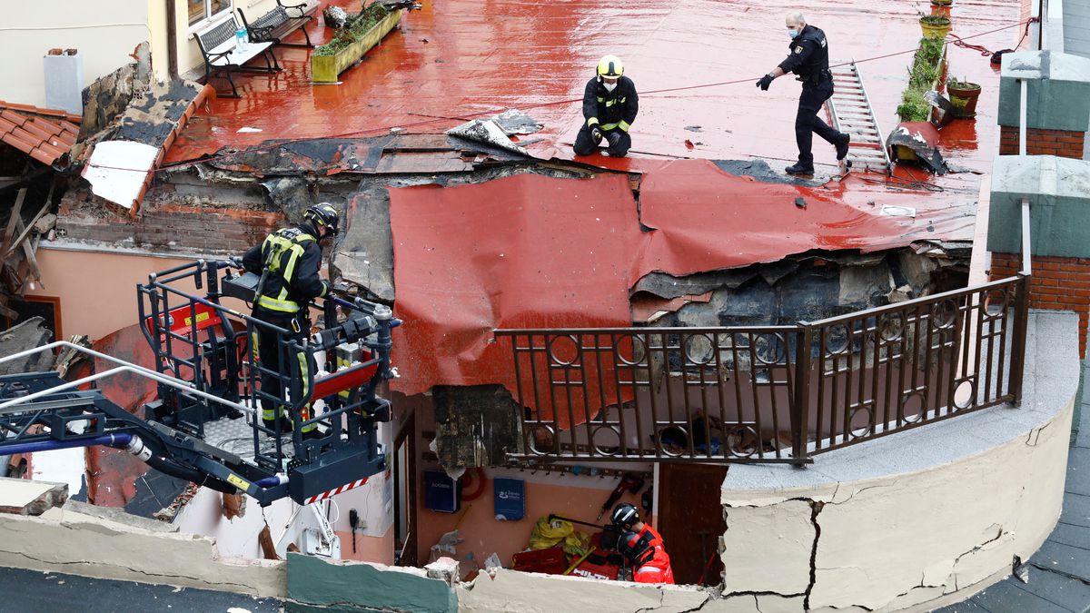 Localizados los cadáveres de los dos trabajadores atrapados en el derrumbe del techo de un colegio en Gijón