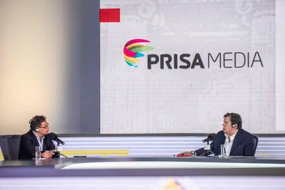 El candidato Gustavo Petro y el presentador Roberto Pombo  durante su participación en el primer debate de candidatos a la presidencia de Colombia el día 27 de enero de 2022.