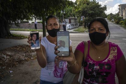 Las madres de dos manifestantes que fueron arrestados durante las protestas de julio pasado en Cuba, este martes en La Habana.