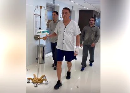 Jair Bolsonaro camina con una sonda en un hospital de São Paulo.