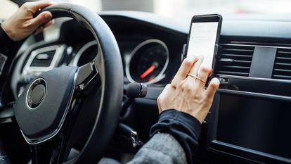 Los soportes de móvil para el coche ayudan a aumentar la seguridad mientras conducimos.