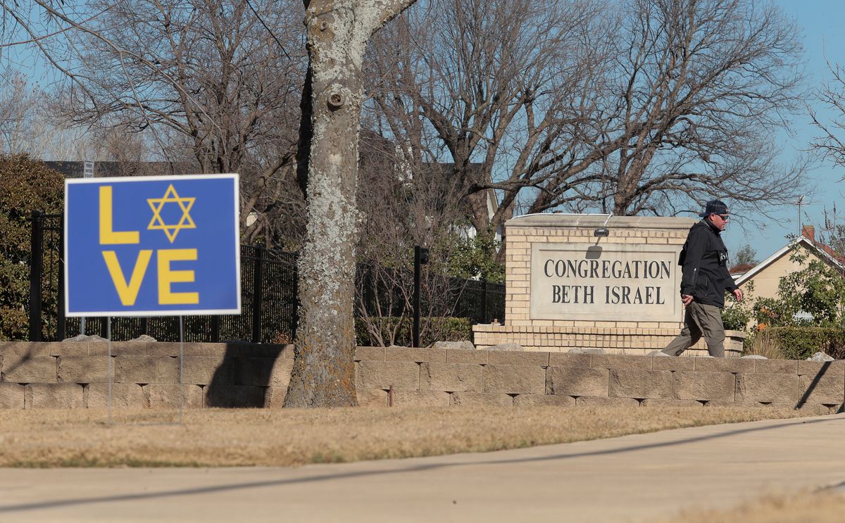Los rehenes retenidos en una sinagoga en Texas escaparon después de que el rabino tirara una silla al atacante