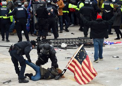 La policía detiene a un manifestante en la protesta a favor de Donald Trump frente al Capitolio el 6 de enero de 2021.