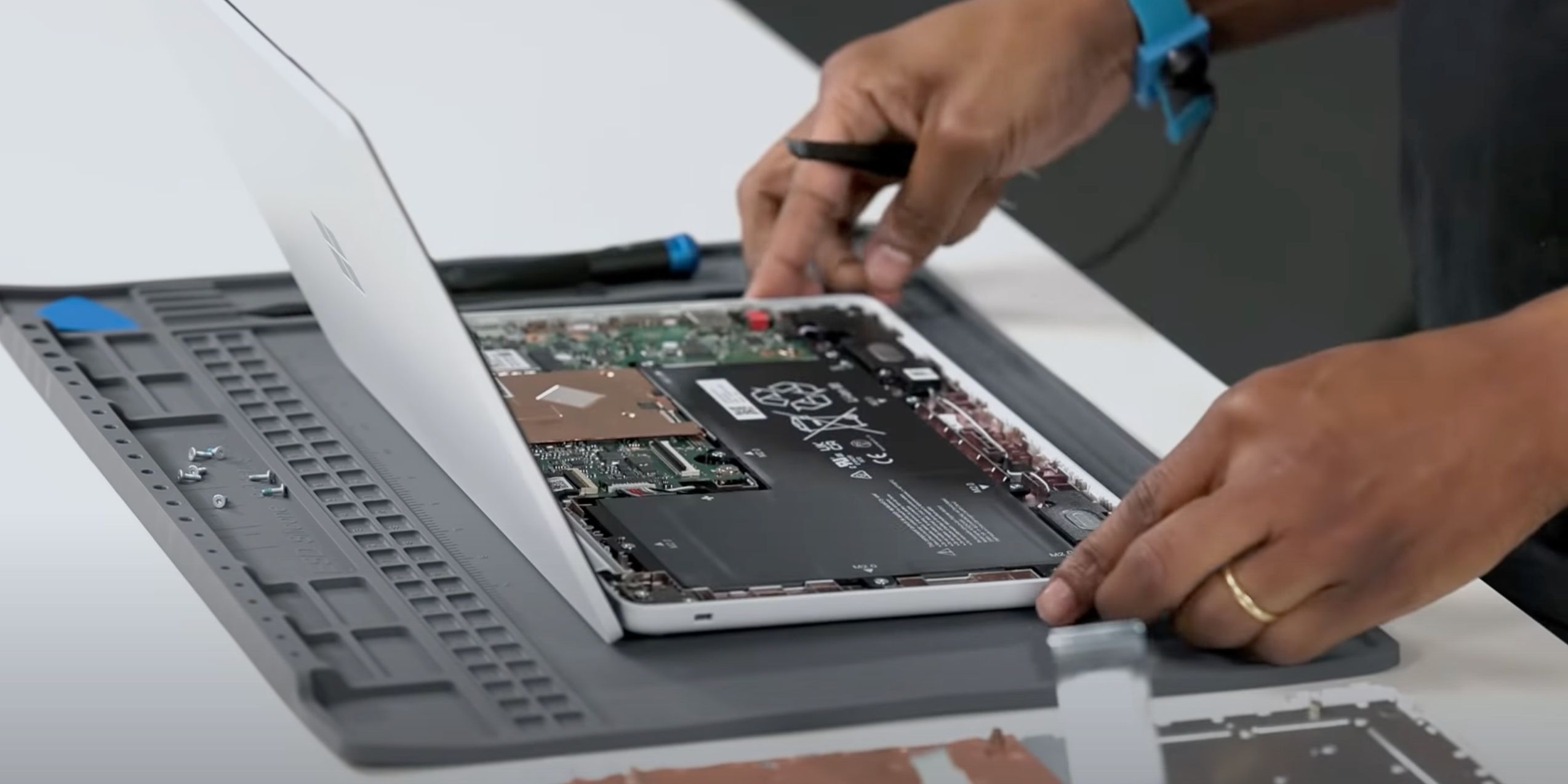 Microsoft ahora le muestra cómo reparar una computadora portátil Surface SE