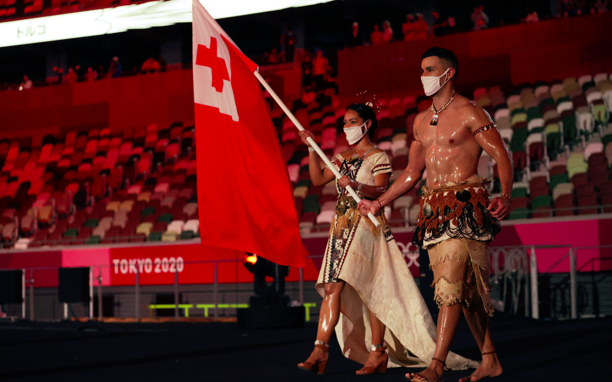 Mientras buscaba a su padre, atleta olímpico de Tonga recauda fondos para su país tras tsunami