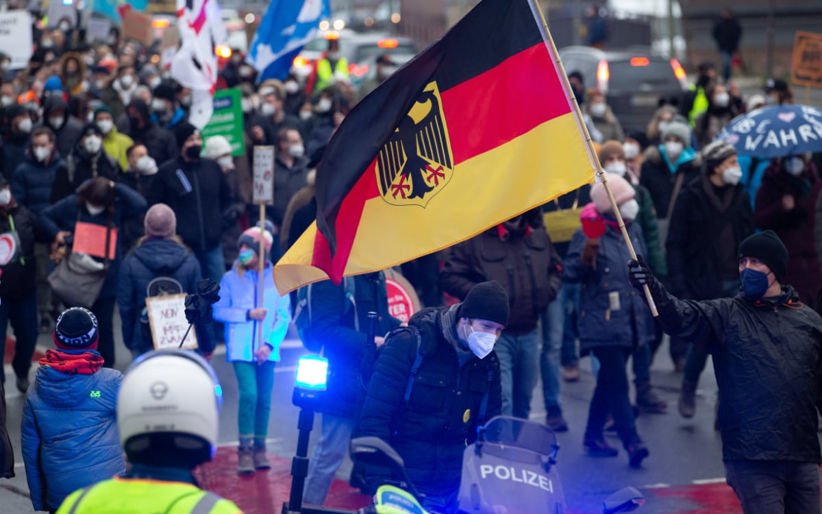 Miles protestan contra restricciones Covid-19 en Alemania y Austria