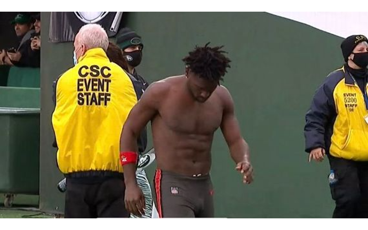 NFL: Hace Antonio Brown berrinche en el MetLife Stadium y lo corren de Bucaneros| Video
