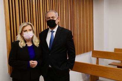 El ex primer ministro israelí, Benjamín Netanyahu, y su esposa, Sara, el día 10 de enero en un tribunal de Jerusalén.