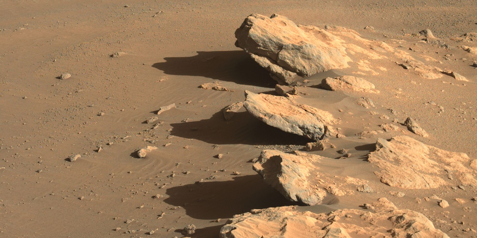 Nueva foto de perseverancia muestra tres rocas ‘tomando el sol’ en Marte