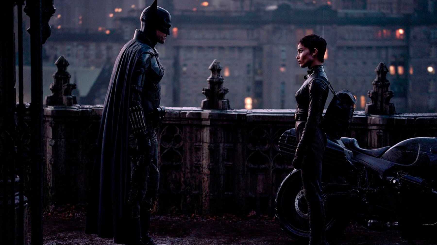 Crítica de ‘The Batman’: Matt Reeves se recrea entre luces rojas y sombras