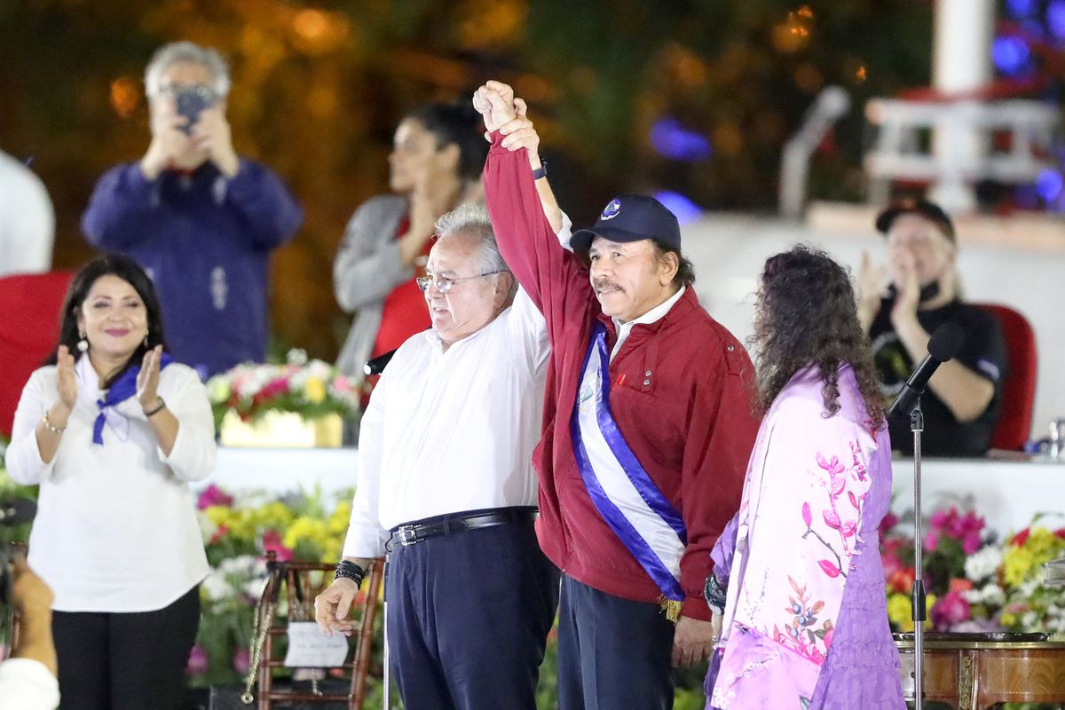 Ortega pide “borrón y cuenta nueva” en una investidura que refleja su aislamiento