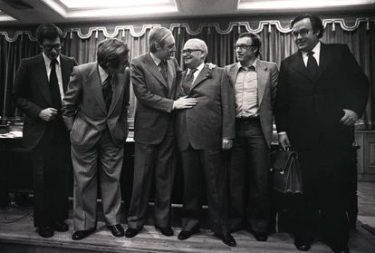 Desde la izquierda, los diputados Óscar Alzaga, Gabriel Cisneros, José Pedro Pérez-Llorca, el presidente de la Comisión Constitucional Emilio Attard; Jordi Solé Tura y Gregorio Peces-Barba, el 20 de junio de 1978, tras los debates del proyecto de constitución.