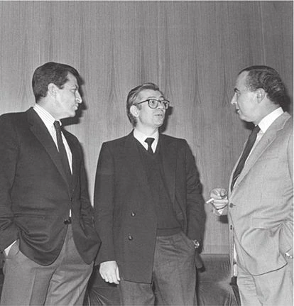 Desde la izquierda, Adolfo Suárez, Óscar Alzaga y el diputado del PSOE Leopoldo Torres, en una imagen sin fechar durante el proceso constituyente. La foto aparece en el libro de Alzaga.