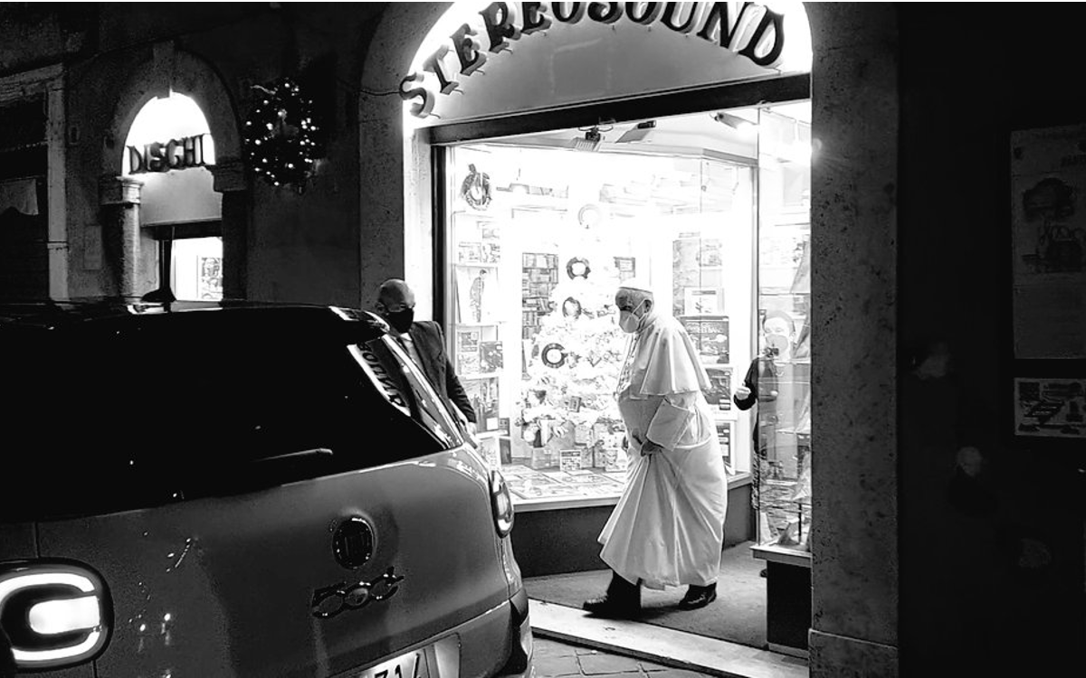 Papa Francisco hace sorpresiva visita a tienda de discos en Roma; le regalan un vinyl | Video