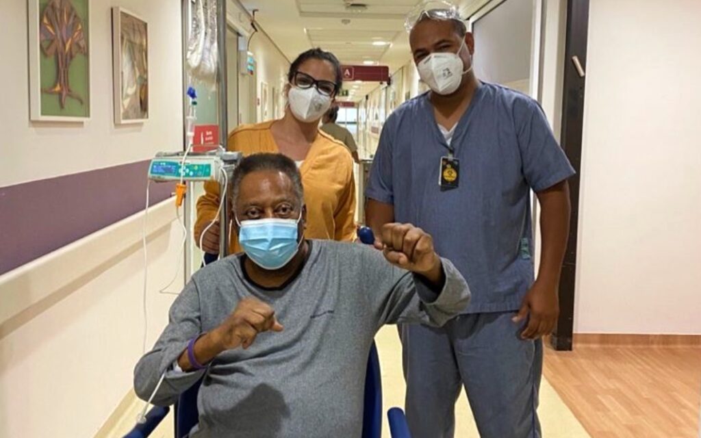 Pelé vuelve al hospital para recibir más quimioterapia