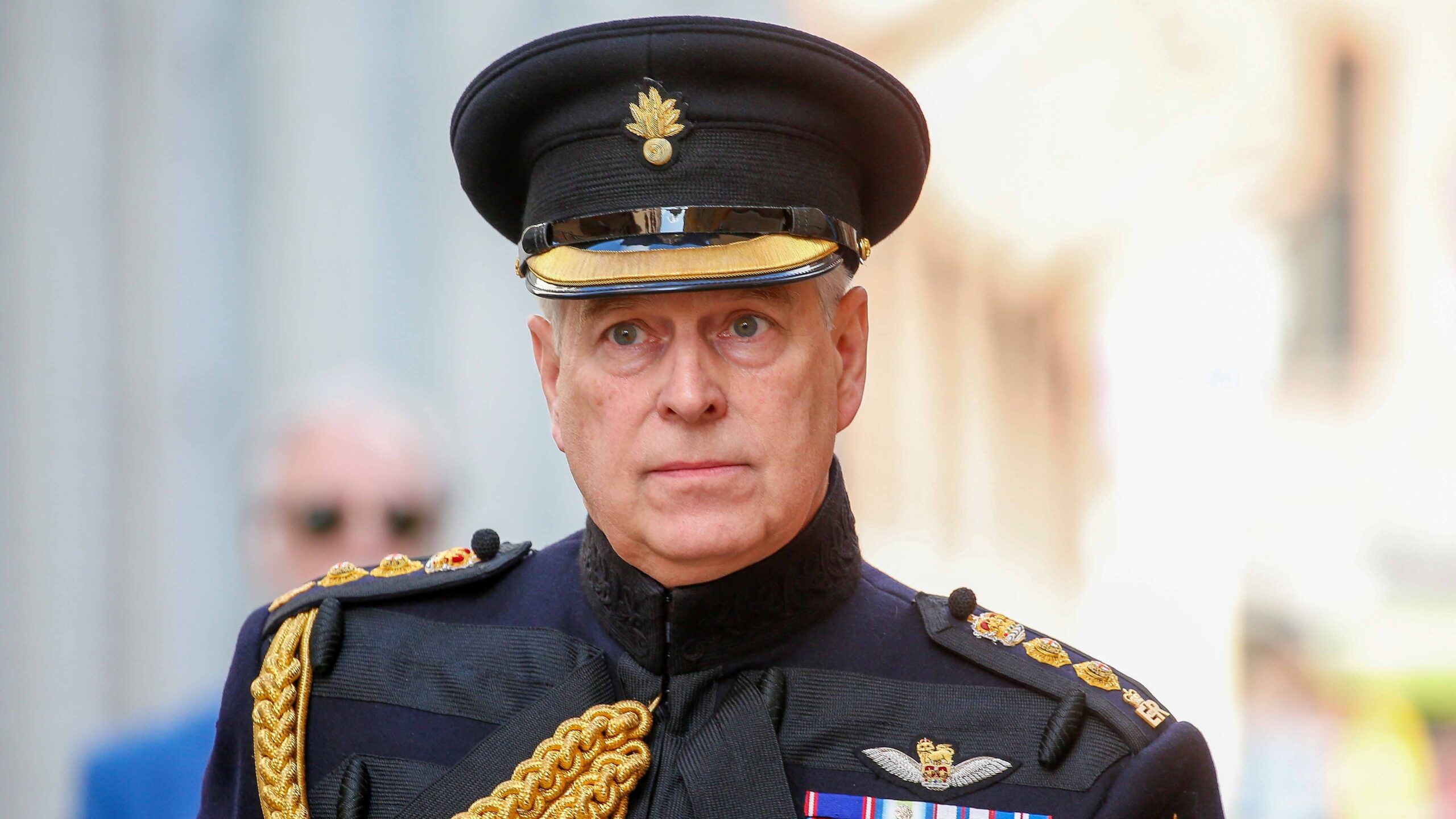 Por escándalo sexual, la reina Isabel despoja de títulos militares al príncipe Andrew
