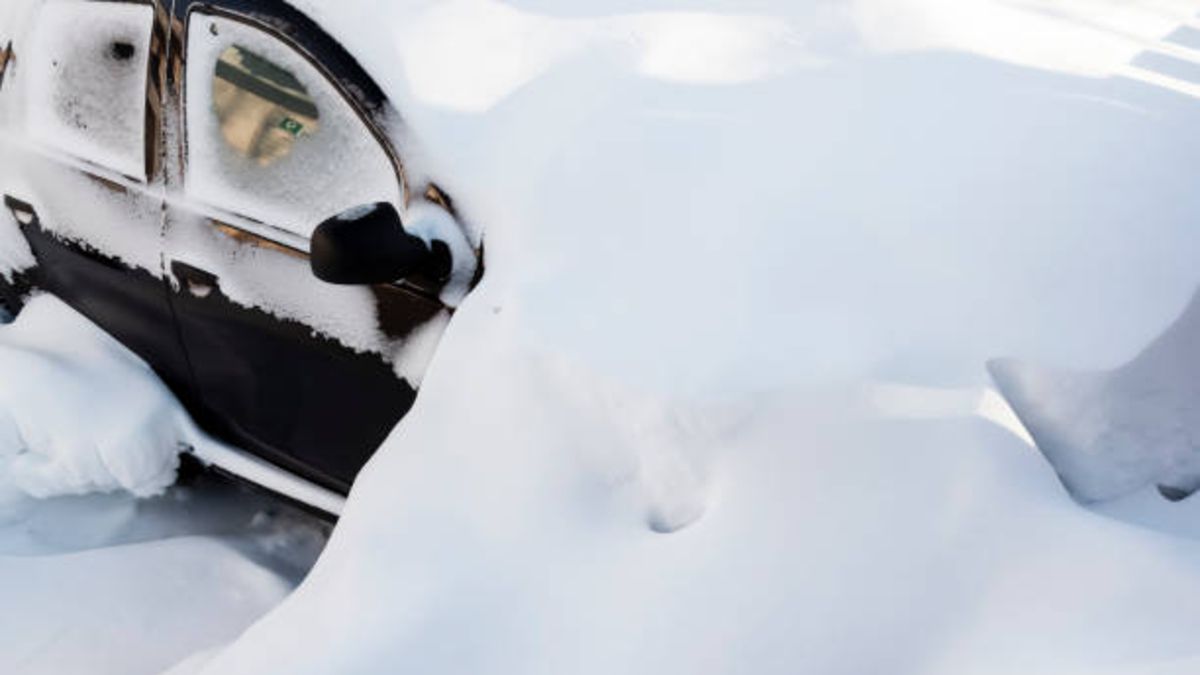 Porqué es importante que quites la nieve de tu coche