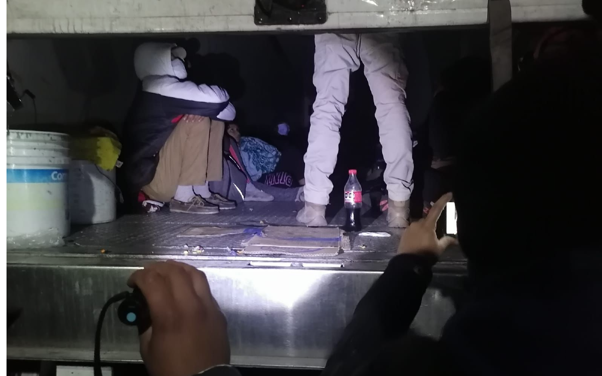 Rescatan a 65 migrantes hacinados en caja de un tráiler en Coahuila