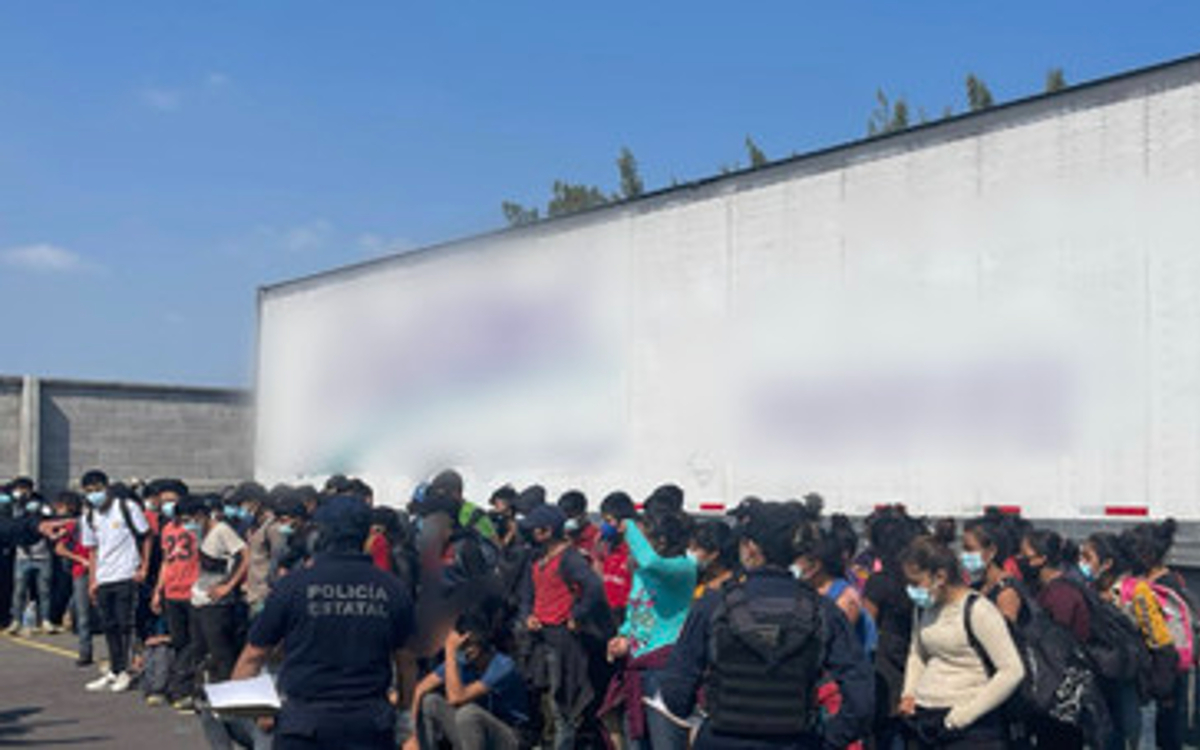 Rescatan en Veracruz a 388 migrantes en unidades de transporte
