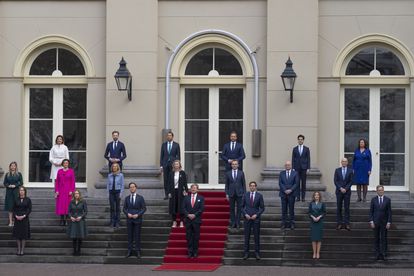 El rey Guillermo de Orange, en el centro, y el primer ministro holandés, Mark Rutte, a su derecha, posan con otros ministros del nuevo Gobierno, en el palacio real de La Haya, este lunes.
