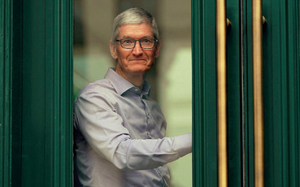 Salario de Tim Cook de Apple fue más de 1,400 veces mayor al de un trabajador medio en 2021
