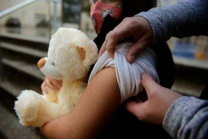 Una niña se prepara para ser vacunada este martes en Ourense.
