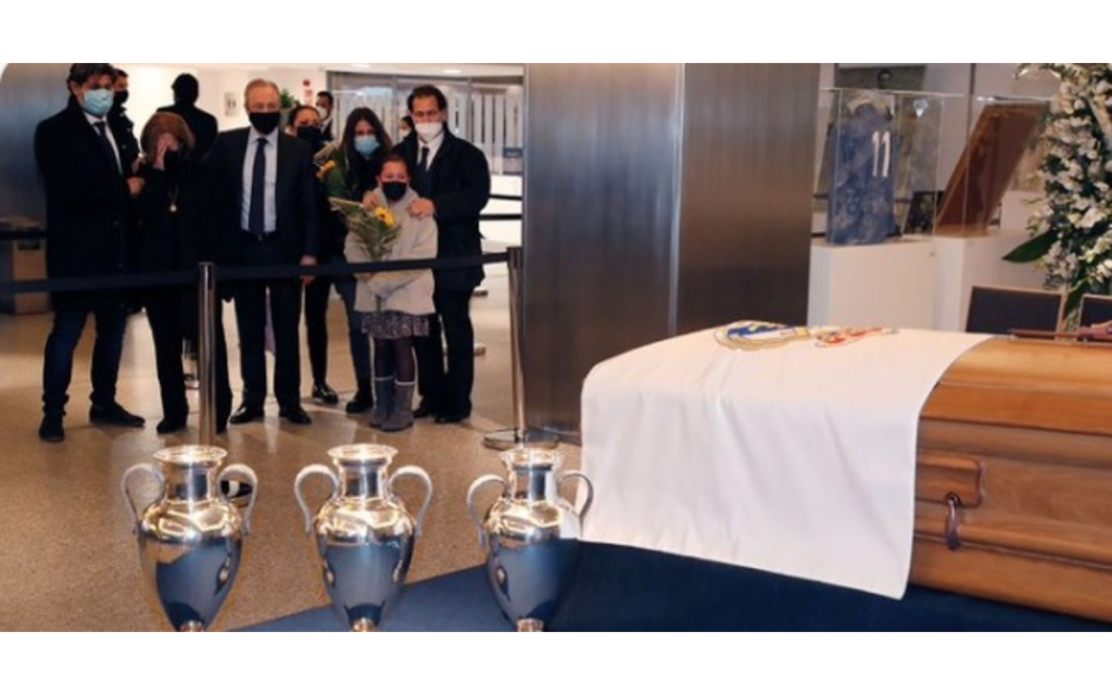 Se despiden aficionados de Paco Gento en el Estadio Santiago Bernabéu | Video
